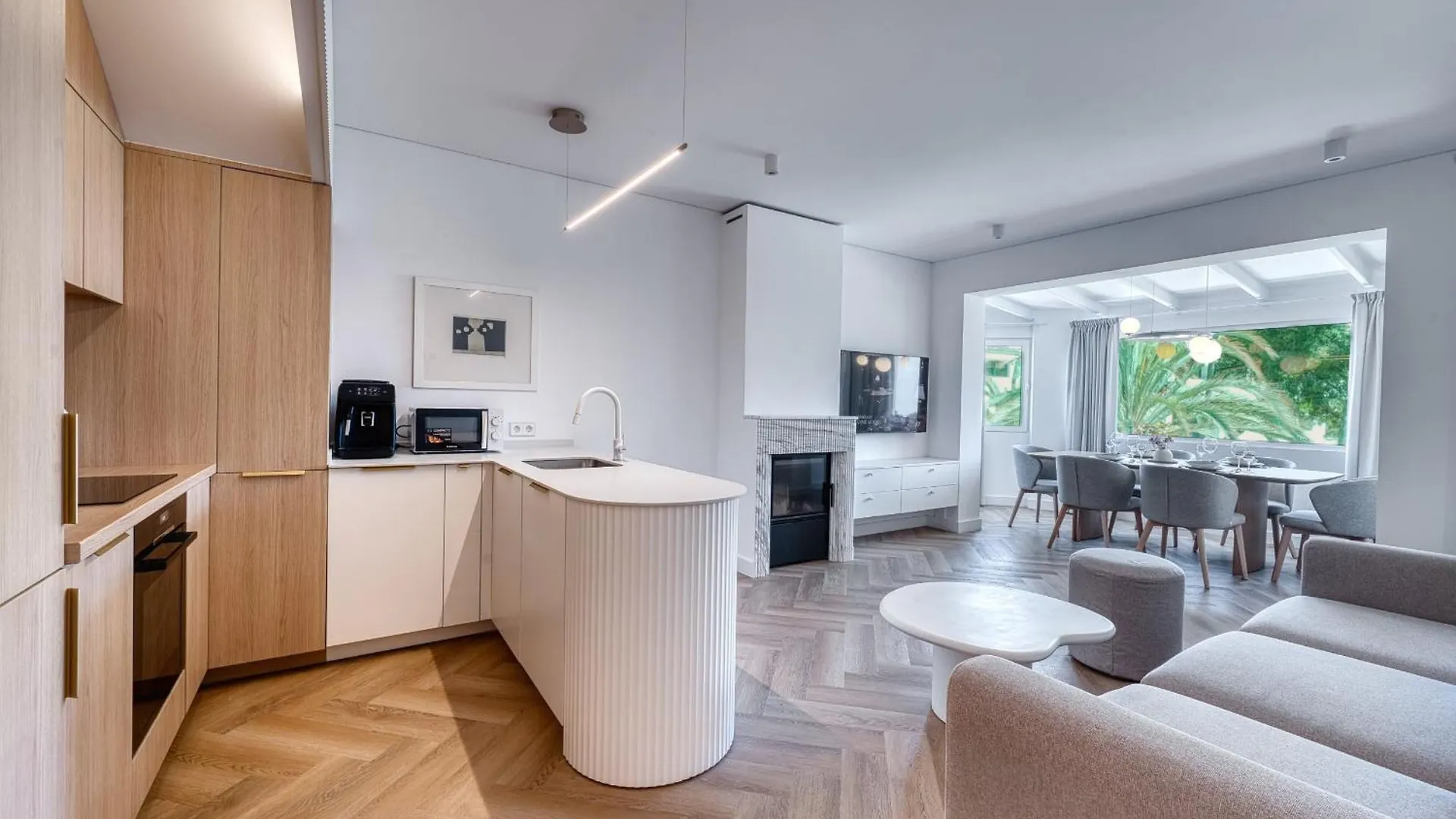 1081 Luxurious Beachfront Penthouse With Private Jacuzzi 마르베야 아파트