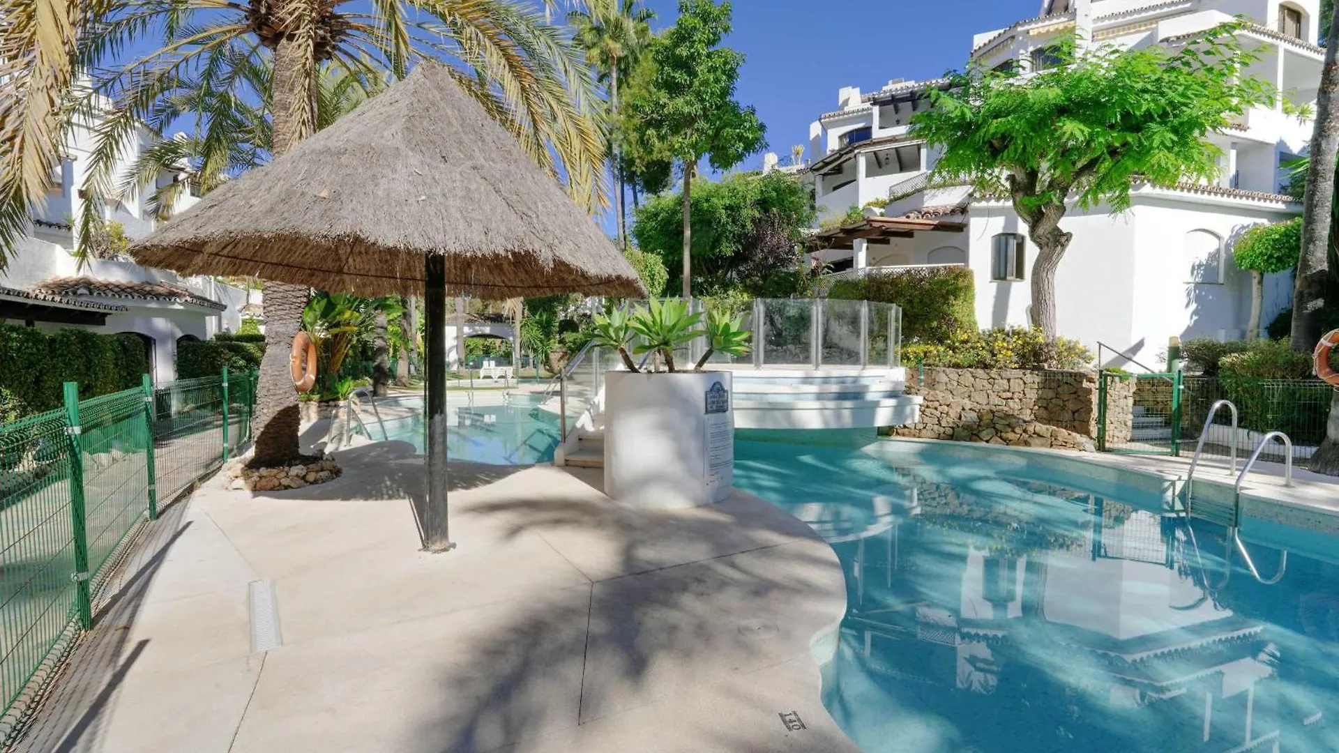 1081 Luxurious Beachfront Penthouse With Private Jacuzzi 마르베야