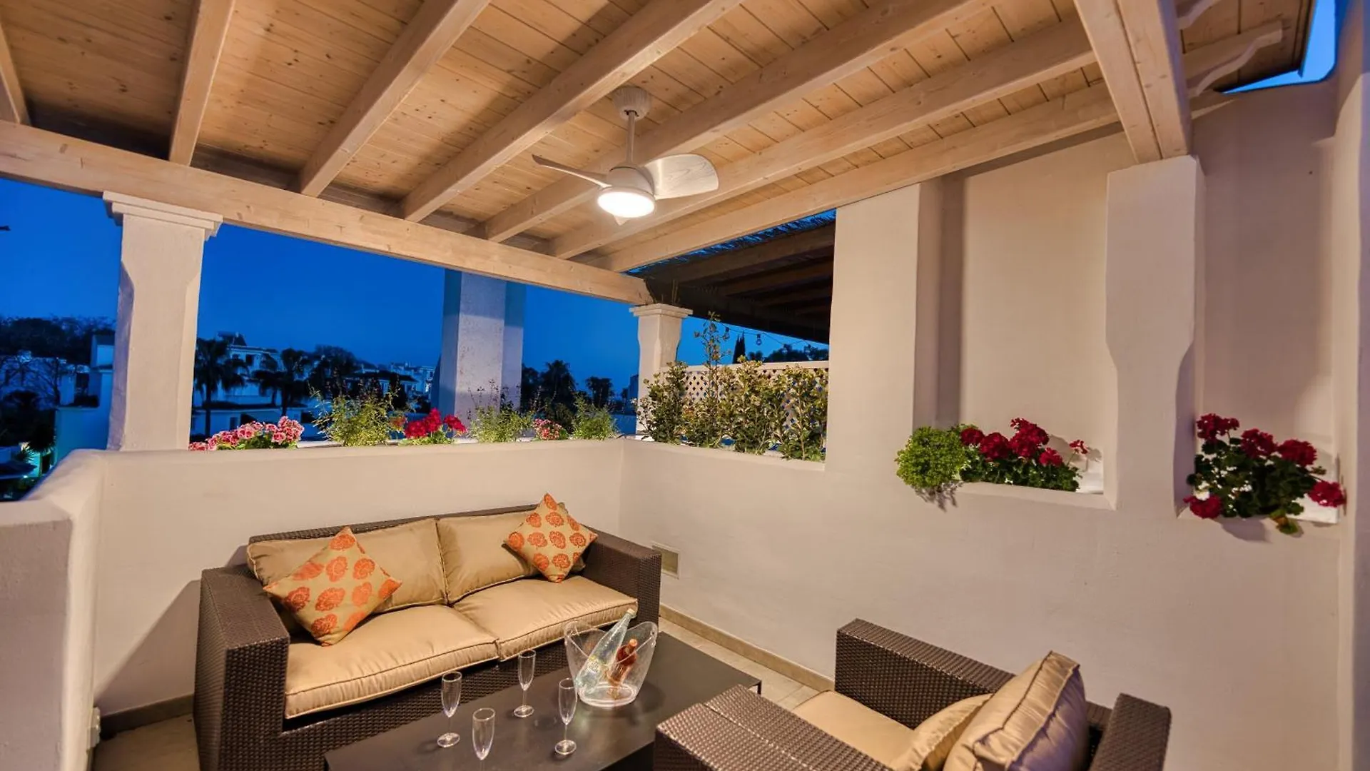 1081 Luxurious Beachfront Penthouse With Private Jacuzzi 마르베야